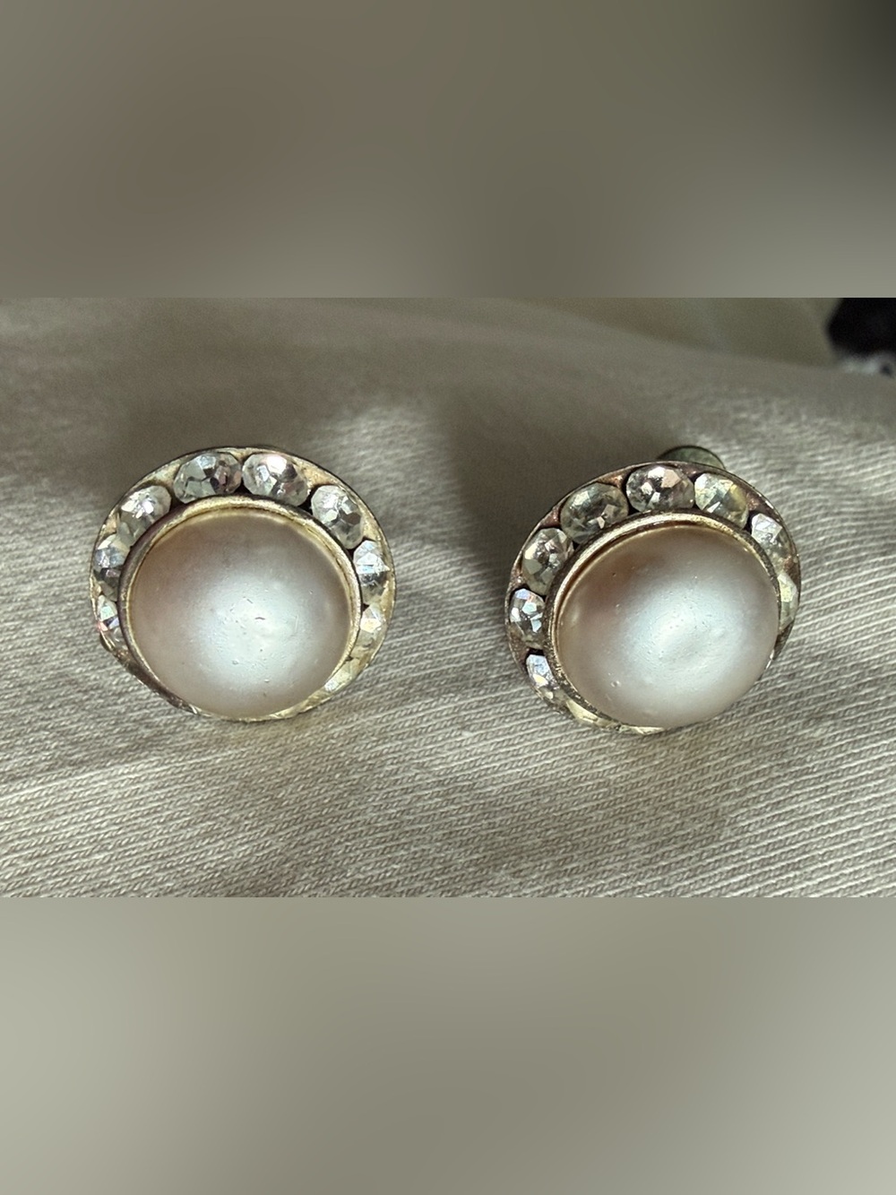 Midcentury Vintage Unmarked Faux Pearl Halo Screwback Earrings (Project)